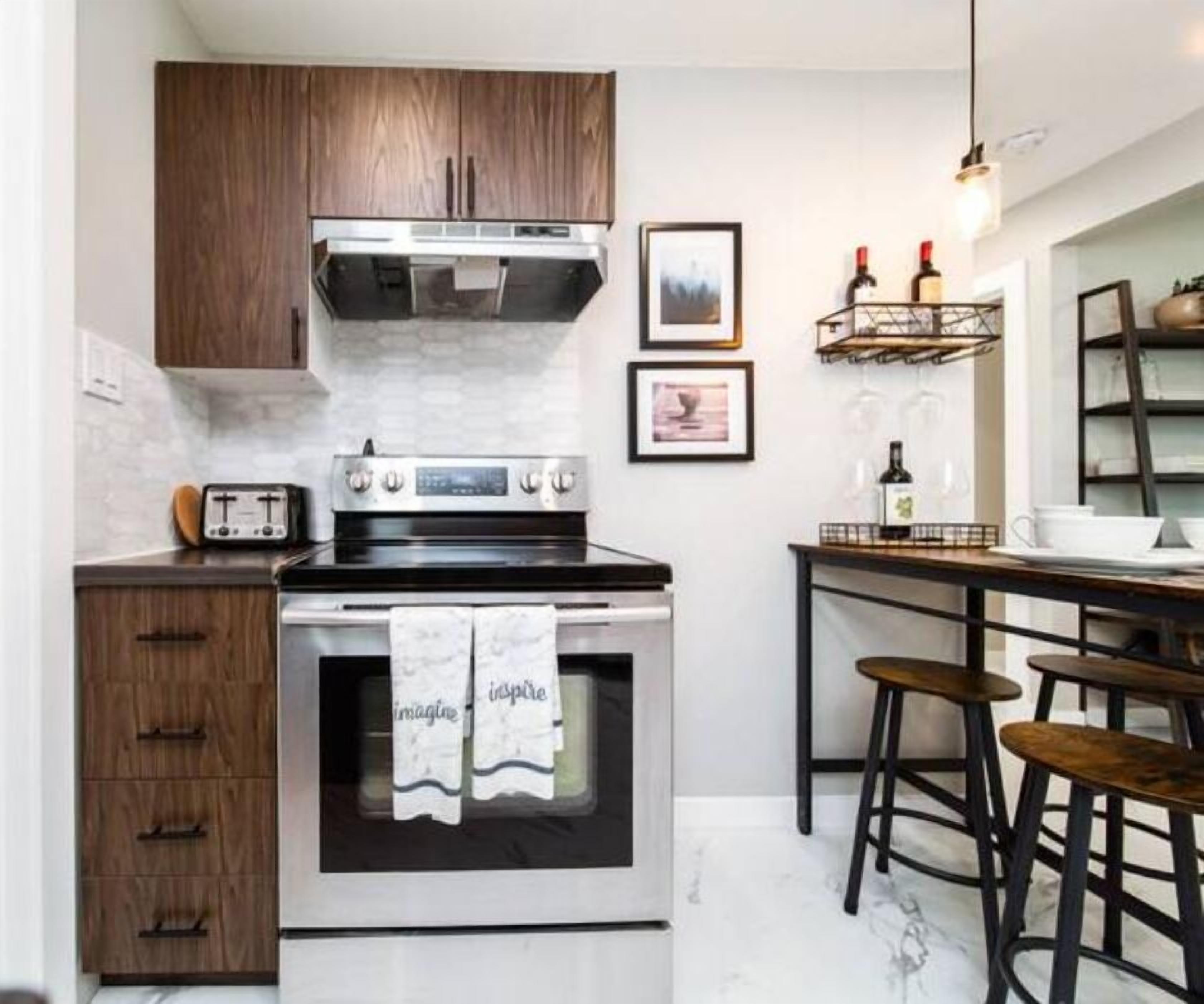 Een koelkast, een microgolfoven, een oven, een kookplaat