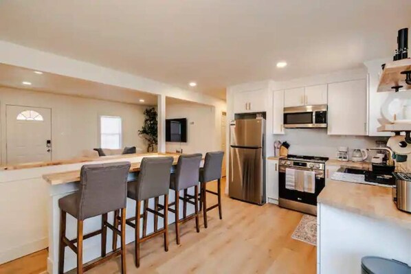 Kylskåp, mikrovågsugn, ugn och spishäll