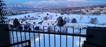 Mountain Views! 2 bdrm, full home, 10th floor- 48ft balcony Pike's Peak sunsets!