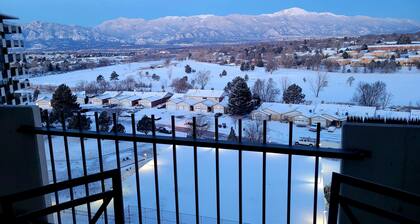Mountain Views! 2 bdrm, full home, 10th floor- 48ft balcony Pike's Peak sunsets!