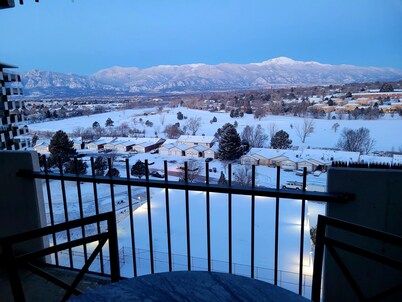 Mountain Views! 2 bdrm, full home, 10th floor- 48ft balcony Pike's Peak sunsets!