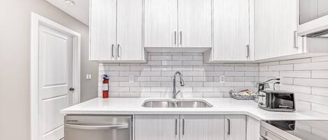 Een koelkast, een microgolfoven, een oven, een kookplaat