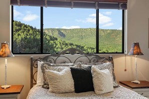 3 habitaciones, escritorio, tabla de planchar con plancha y wifi gratis