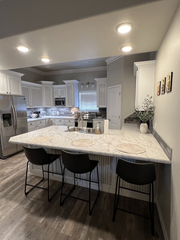 Mikrobølgeovn, ovn, kokeplater og oppvaskmaskin