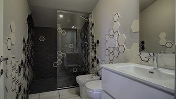 Douche, sĂšche-cheveux, bidet, serviettes fournies