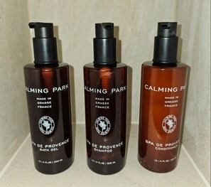 Hårføner, håndklær, såpe og sjampo