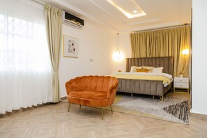 Desk, free WiFi - Sunrise Cave Guest House (Oyibi)