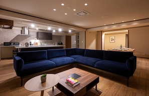 Family Suite | Desk, free WiFi - Sunrise Cave Guest House (Oyibi)