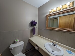Standard Room | Bathroom | Towels - Thunderhill Motel (Swan River)