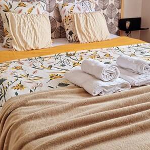 5 bedrooms, desk, iron/ironing board, free WiFi