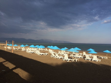 En la playa, arena blanca