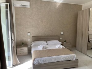 Hochwertige Bettwaren, Daunenbettdecken, Schreibtisch