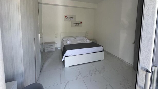 Premium bedding, down comforters, desk, laptop workspace - B&B Il Suono della Campagna (Terracina)