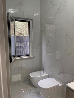 Dusch, regndusch, hårtork och bidé