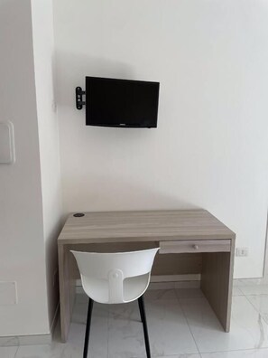 Premium bedding, down duvets, desk, laptop workspace - B&B Il Suono della Campagna (Terracina)