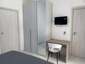 Premium bedding, down duvets, desk, laptop workspace - B&B Il Suono della Campagna (Terracina)