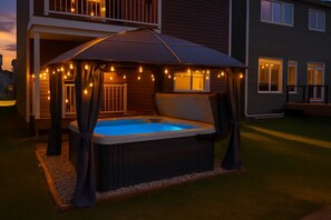 Terrace/patio - Urban Utopia-Hot Tub-King Bed-BBQ-Sleeps 16-Garage (Edmonton)