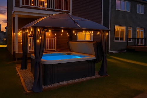 Urban Utopia-Hot Tub-King Bed-BBQ-Sleeps 16-Garage