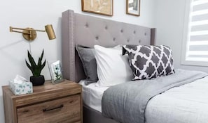 6 chambres, fer et planche à repasser, lit de bébé portatif