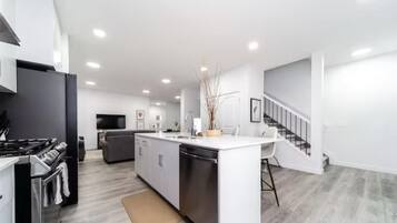 Refrigerador, microondas, horno y parrilla de estufa