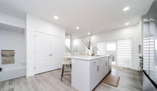 Urban Utopia-Hot Tub-King Bed-BBQ-Sleeps 16-Garage