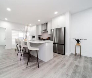 Jääkaappi, mikroaaltouuni, uuni, liesi