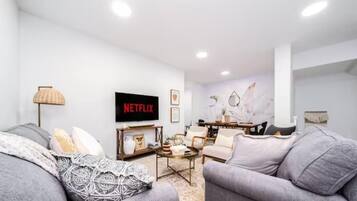 Smart TV, futbolito y libros