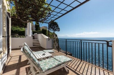 Villa Indipendente, a Picco sul Mare