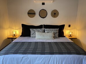 Kamar Deluks | Meja kerja, tirai kedap cahaya, setrika/meja setrika, dan Wi-Fi gratis