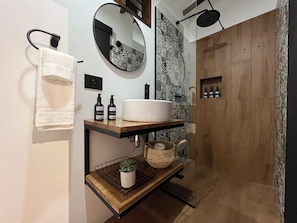 Deluxe Room | Bathroom | Free toiletries, hair dryer