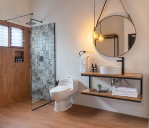 Deluxe kamer | Badkamer | Gratis toiletartikelen, een haardroger