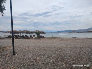 In Strandnähe, Liegestühle, Strandtücher