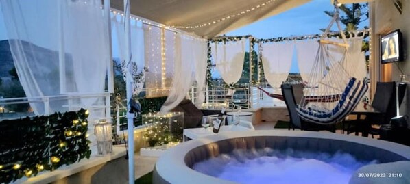 Outdoor spa tub