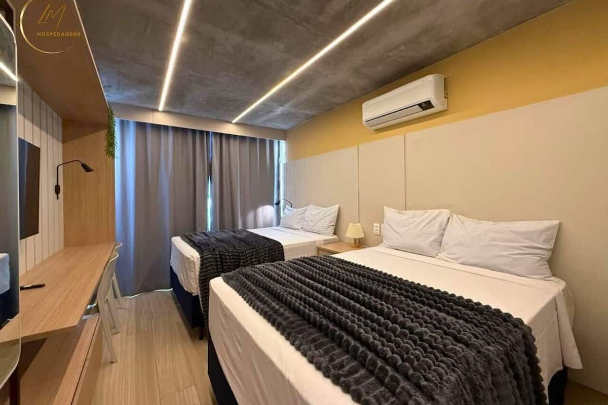 Quarto quádruplo luxo | Camas com colchões pillow-top, escrivaninha