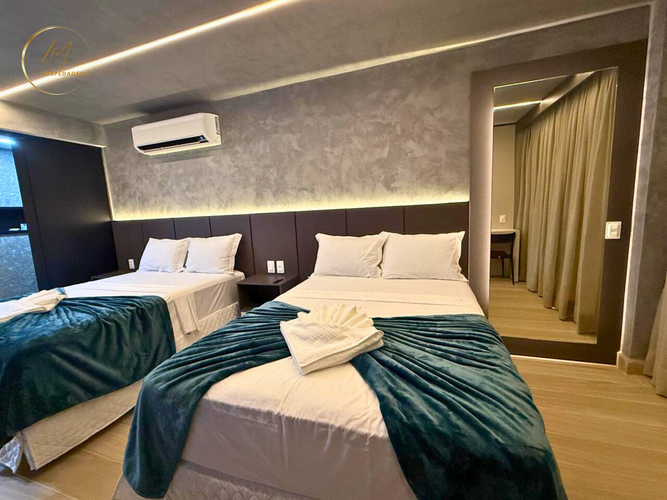 Firemannsrom – deluxe | Senger med overmadrass, skrivebord og skrivebord for bærbar PC