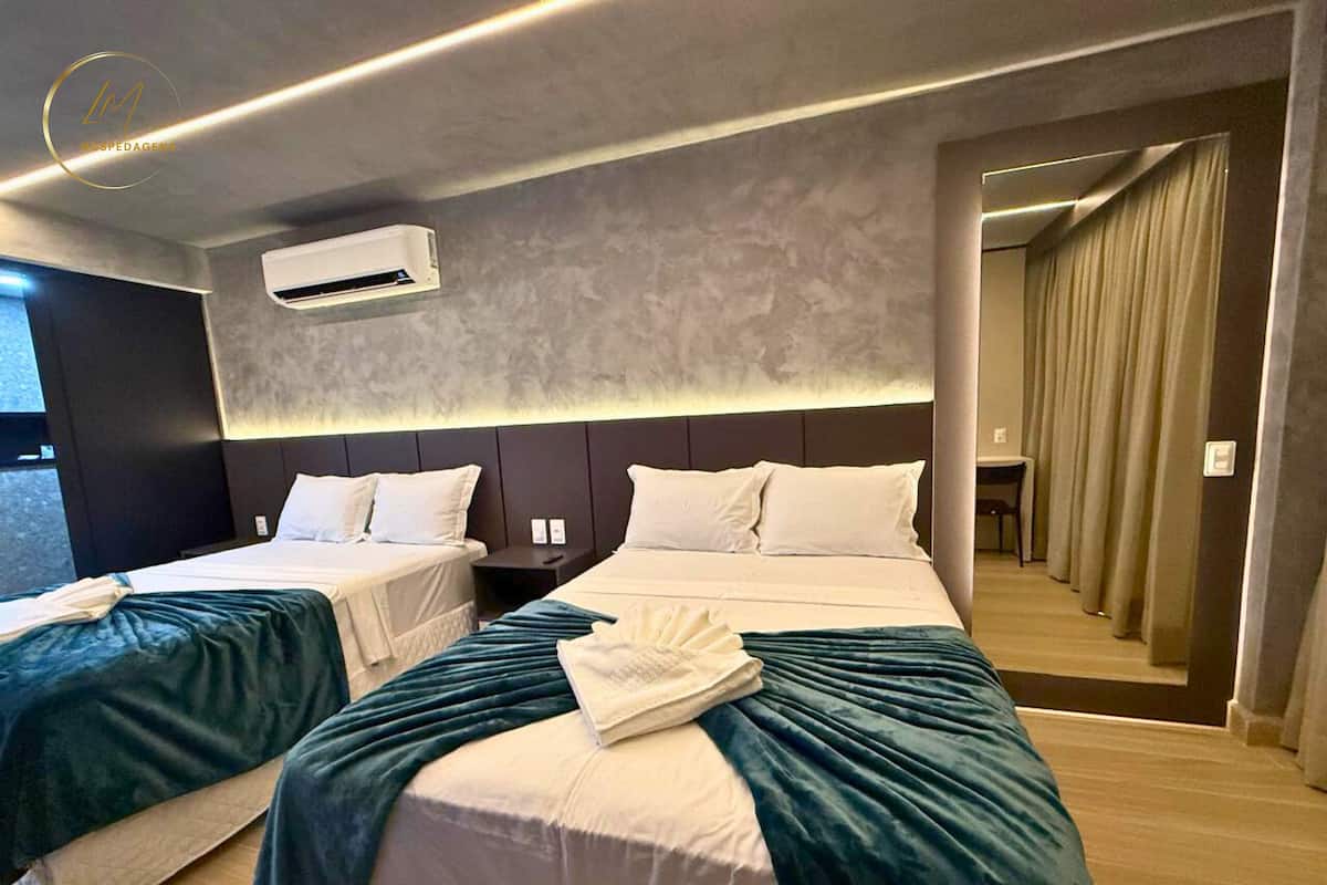 Quarto quádruplo luxo | Camas com colchões pillow-top, escrivaninha