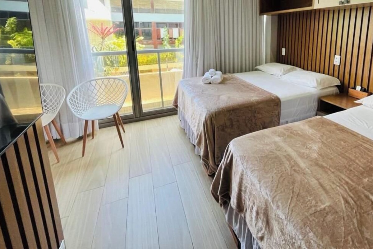 Quarto quádruplo | Camas com colchões pillow-top, escrivaninha