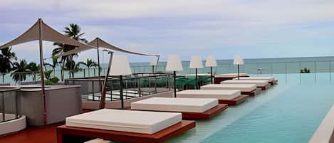 2 Außenpools, geöffnet von 08:00 Uhr bis 22:00 Uhr, Liegestühle