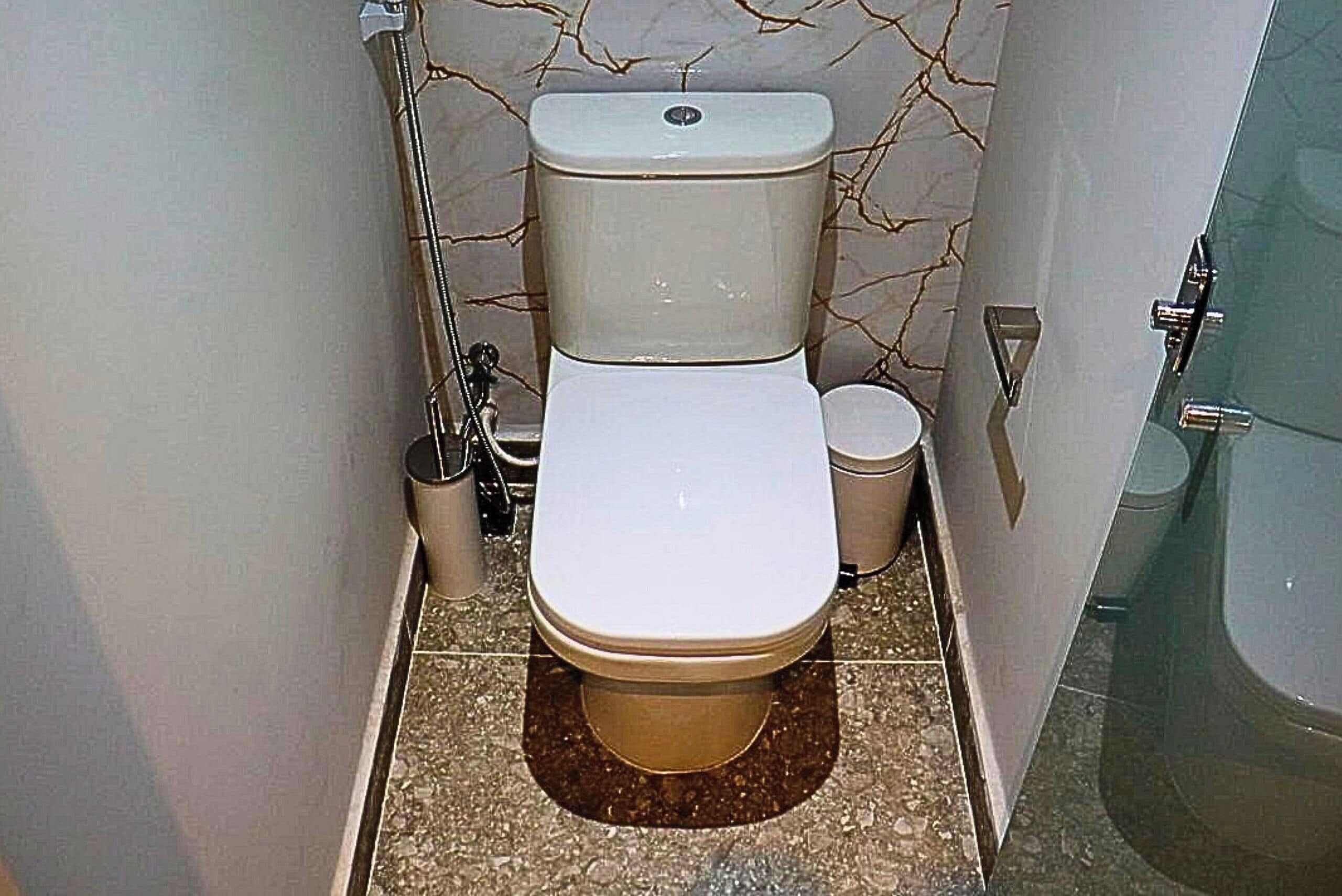 Baño pequeño y funcional con inodoro, bidé y cubo de basura.