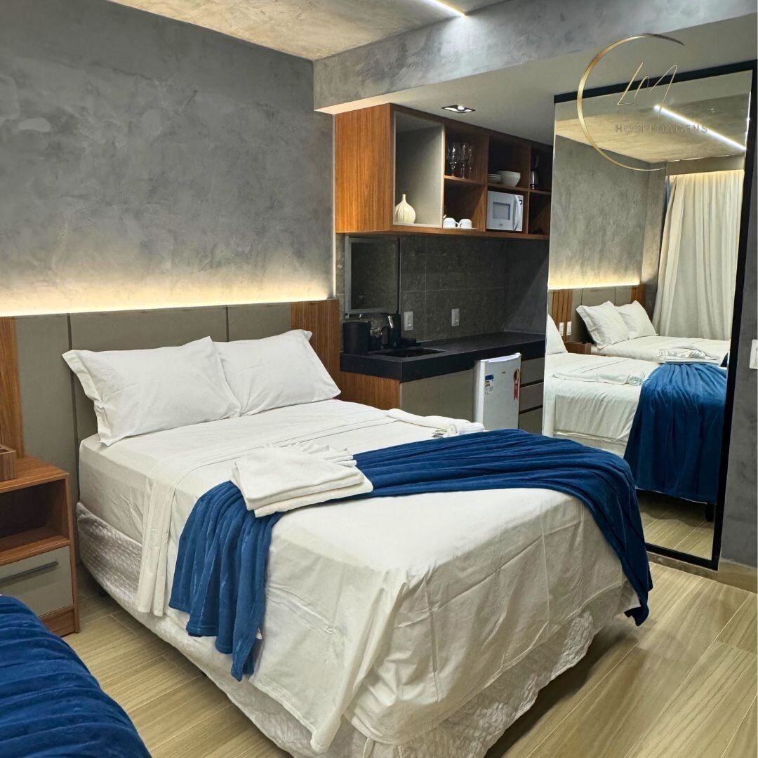 Firemannsrom – deluxe | Senger med overmadrass, skrivebord og skrivebord for bærbar PC