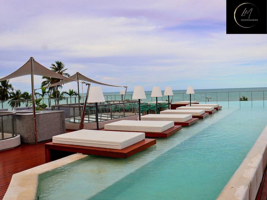 2 piscinas externas, funciona das 8h às 22h, espreguiçadeiras