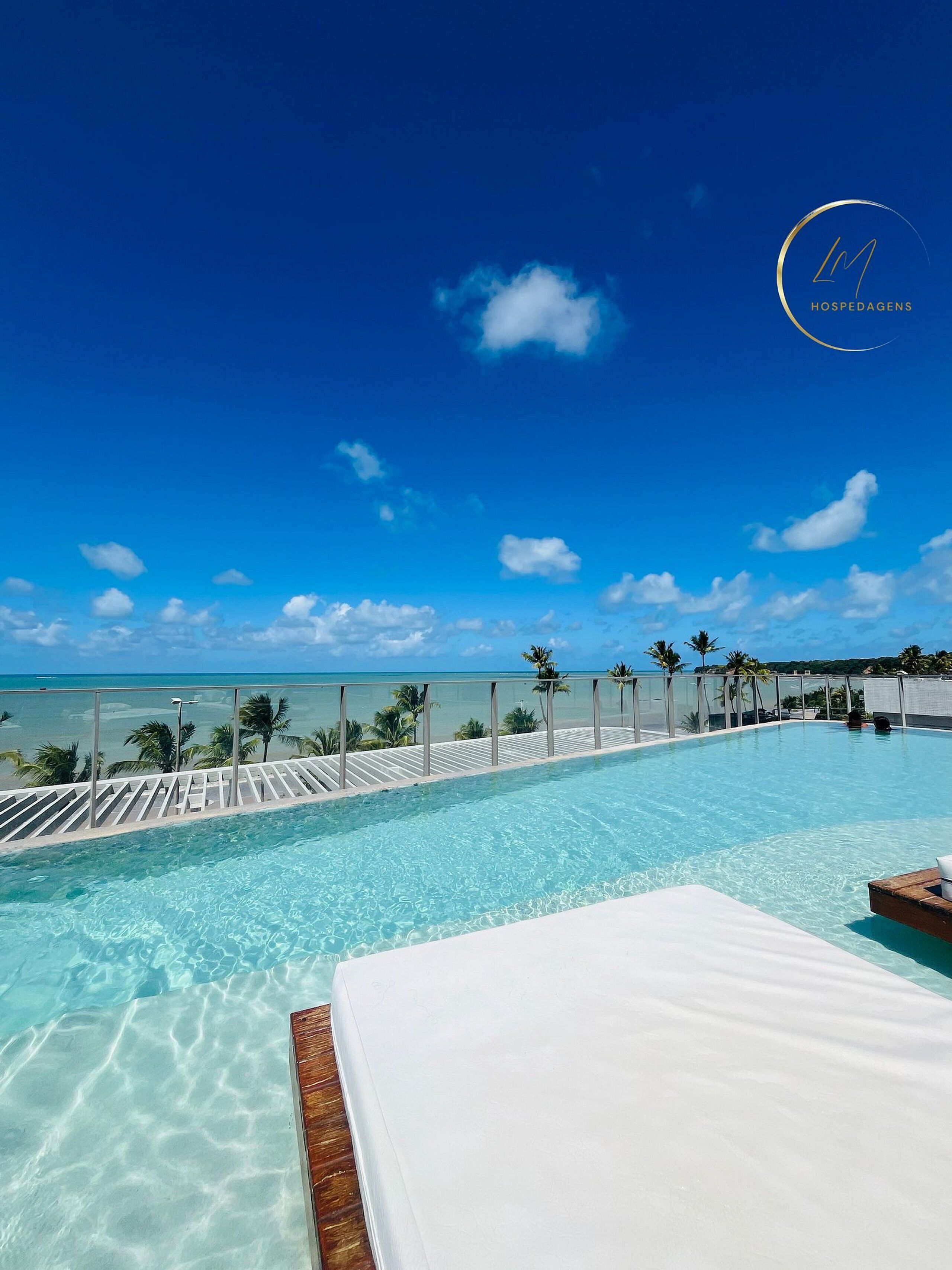 Chambre quadruple Deluxe | Piscine | 2 piscines extérieures, accès possible de 8 h à 22 h, chaises longues