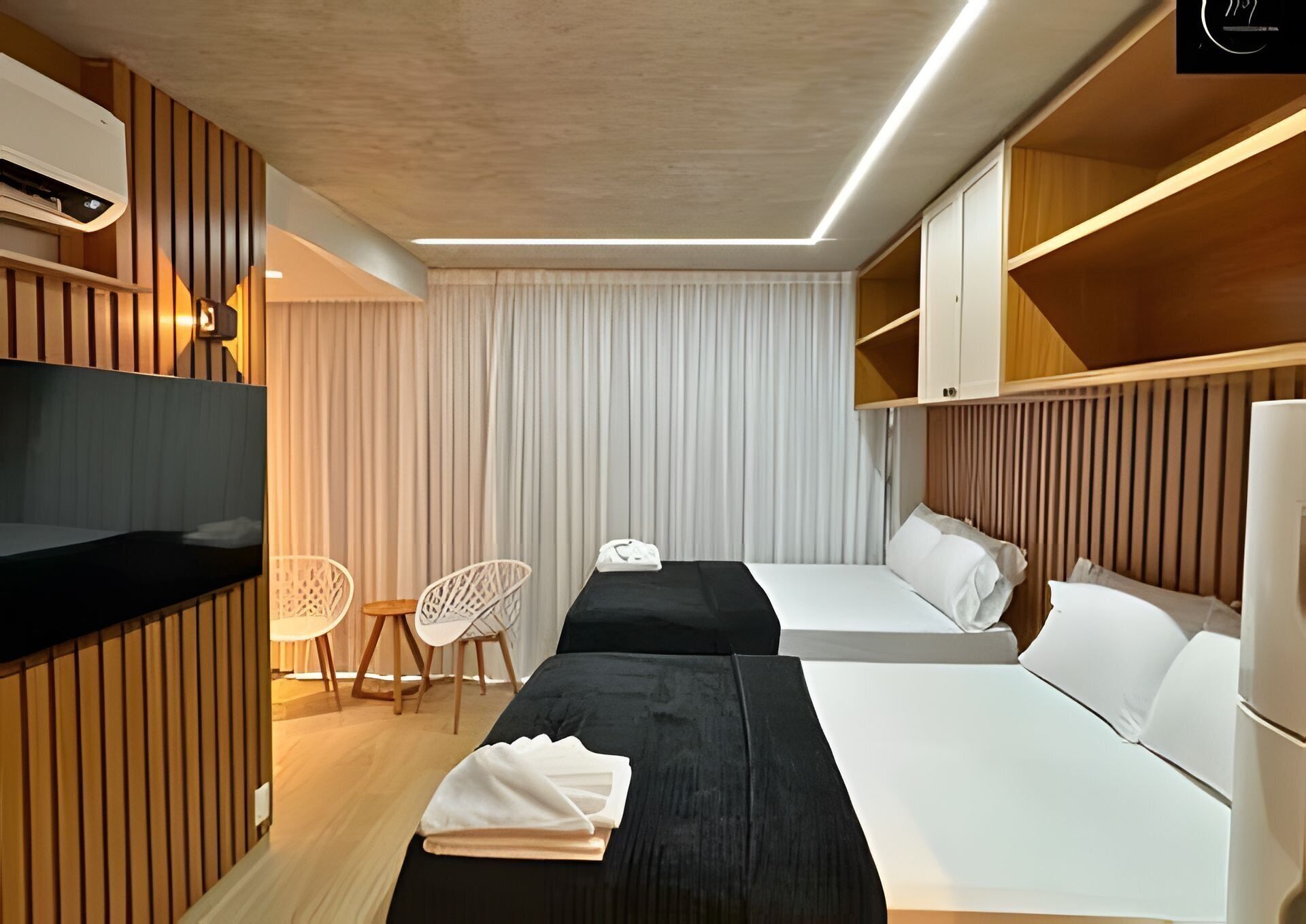 Firemannsrom | Senger med overmadrass, skrivebord og skrivebord for bærbar PC