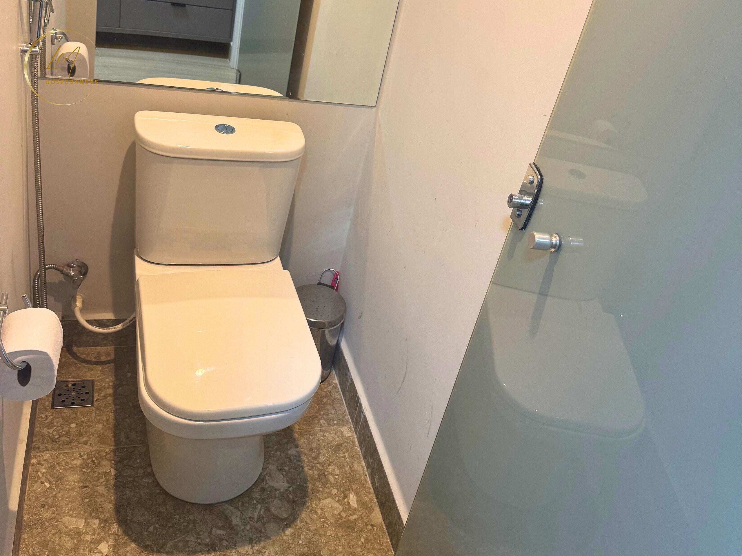 Une salle de bain comprenant des toilettes, une douche et un bidet.