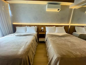 豪華四人房 | 舒適加層、書桌、筆電工作空間、免費無線上網