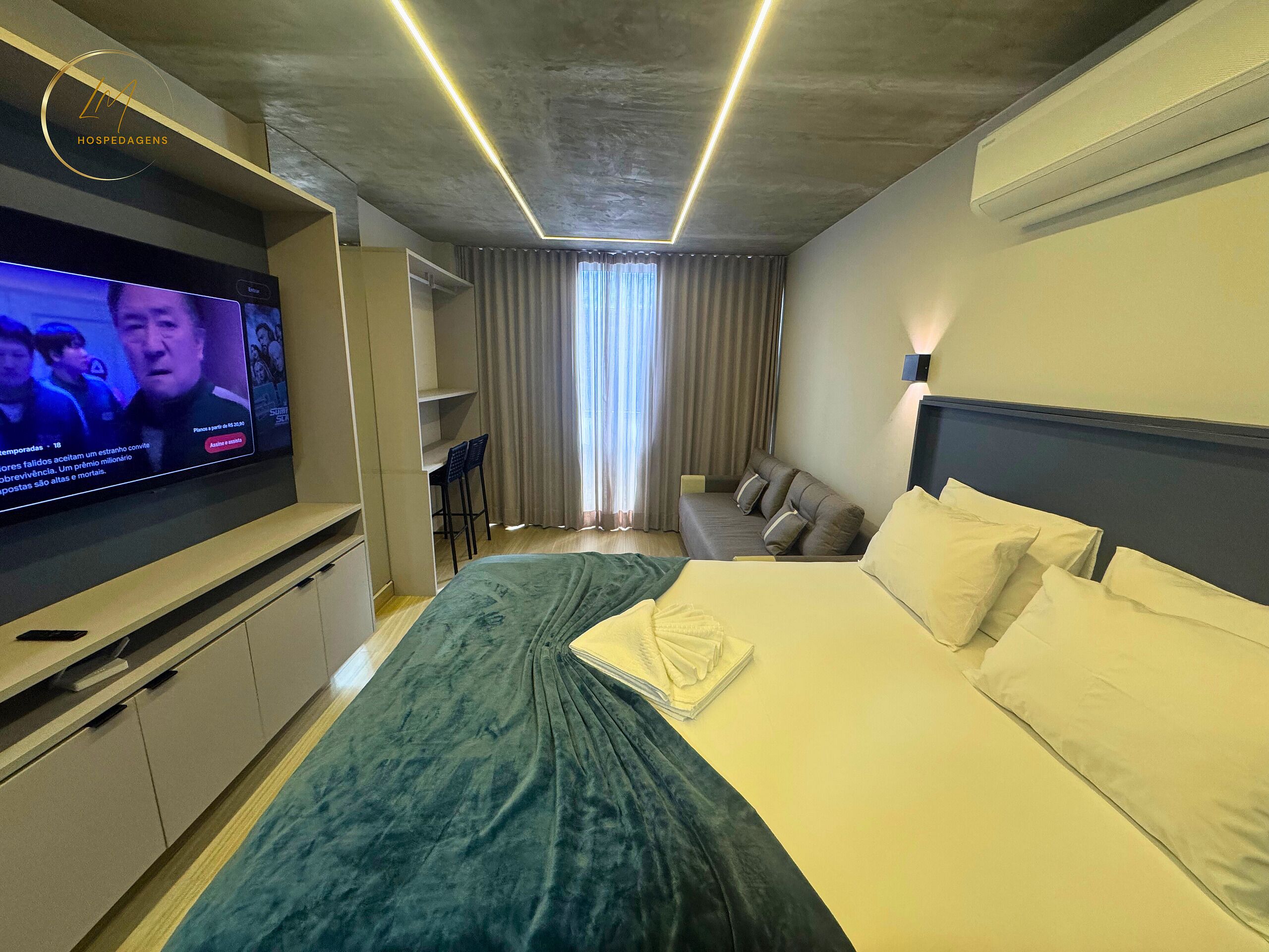 Tremannsrom – deluxe | Senger med overmadrass, skrivebord og skrivebord for bærbar PC