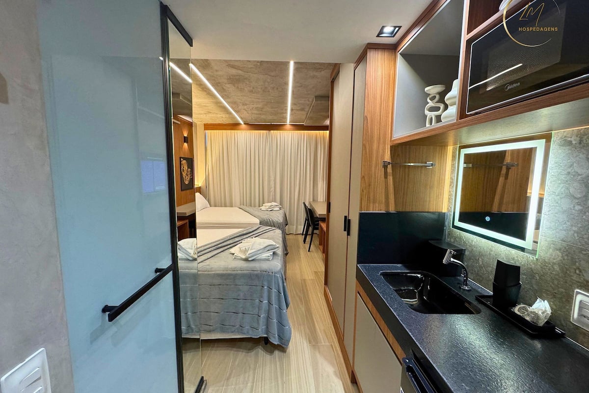 Camas com colchões pillow-top, escrivaninha