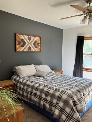 2 bedrooms, iron/ironing board, free WiFi, bed sheets - The Buoy House - Acadia (Trenton)