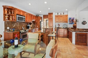 Geladeira, micro-ondas, fogão, cooktop