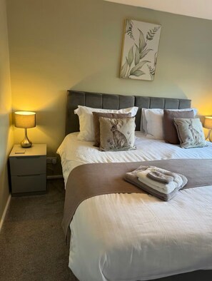 2 عدّة غرف نوم ومكتب ومكواة/لوح كي وواي فاي مجانًا